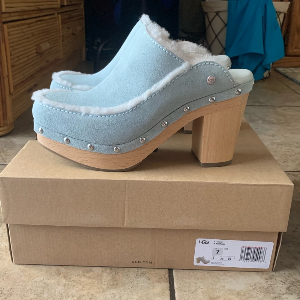 UGG Abriana Mule Clog Heels in Blue (size 7)